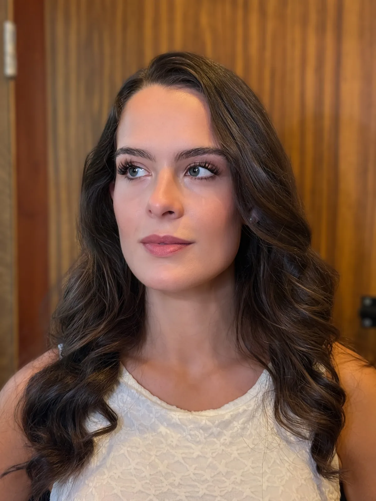 Polished bridal waves and natural makeup during a Miami bridal trial